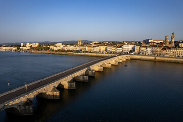 Fototapeta premium Vue aérienne de la ville de Mâcon avec un premier plan le pont Saint-Laurent franchissant la Saône et débouchant sur le quai Lamartine