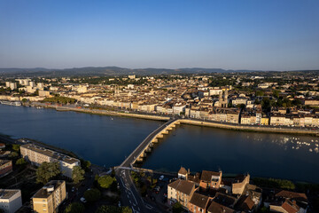 Fototapeta premium Vue aérienne de la ville de Mâcon avec un premier plan le pont Saint-Laurent franchissant la Saône et débouchant sur le quai Lamartine
