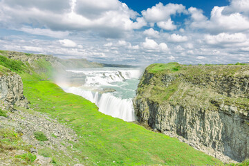 Wunderschöne Gullfoss Wasserfall in Island / Wasserfall mit Regenbogen
