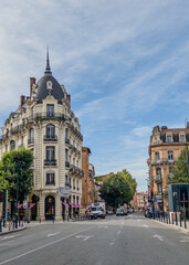 Obraz premium Toulouse - Immeuble haussmannien au Carrefour des Carmes avec des arbres et des voitures
