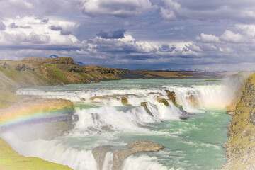 Wunderschöne Gullfoss Wasserfall in Island / Wasserfall mit Regenbogen