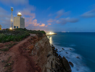 Der Leuchtturm Faro Cabo Roche bei Conil de la Frontera in der Provinz Cadiz in Andalusien in...