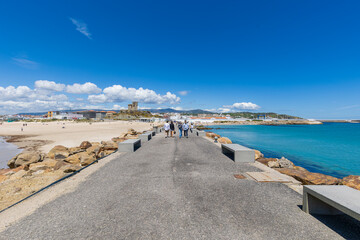 Der Weg zur Isla Tarifa und die Stadt Tarifa in der Provinz Cadiz in Andalusien in Spanien