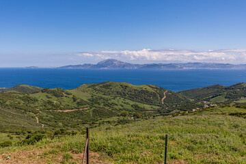 Blick nach Marokko in Afrika vom Mirador del Estrecho bei Tarifa in der Provinz Cadiz in Andalusien...