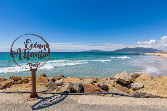 Frontera Mar Mediterr&aacute;neo - Oc&eacute;ano Atl&aacute;ntico in Tarifa in der Provinz Cadiz in Andalusien in Spanien