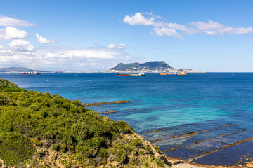 Blick auf Gibraltar von der Punta Carnero bei Algeciras in der Provinz Cadiz in Andalusien in...