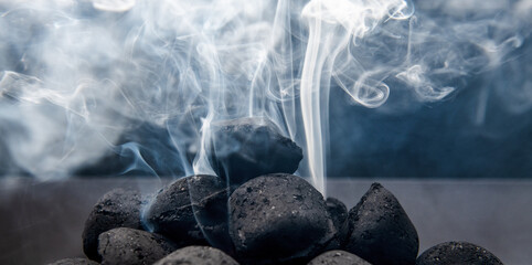 dymiący brykiet na grillu