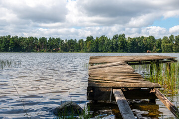 stary zepsuty pomost drewniany