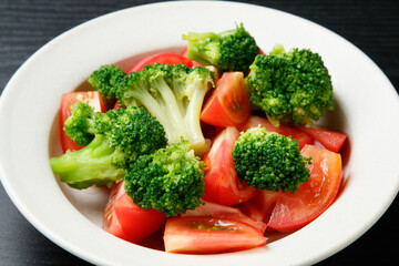 ブロッコリーとトマトのサラダ