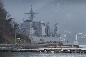 冬の朝、雪が降る日の港