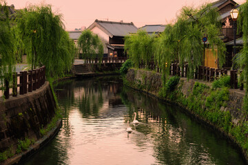 水路のある街の夕暮れ