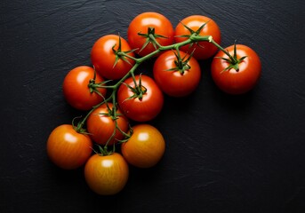 完熟トマトの美しい房 黒い背景で輝く赤色