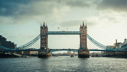Obraz premium Westminster Bridge and Big Ben at twilight with city lights and river reflections, London UK