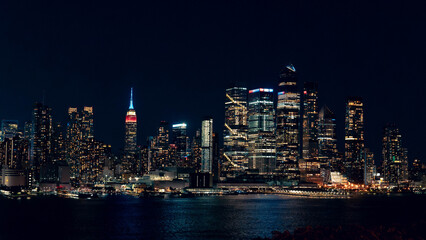Obraz premium The White House in Washington DC during daylight with green lawn and American flag, neoclassical architecture