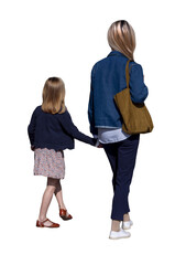 Une maman et sa petite fille vues de dos marchant main dans la main, tenues décontractées, cheveux blonds, sac en toile, scène familiale urbaine, concept de maternité et complicité
