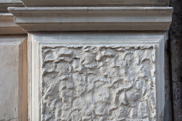 Obraz premium Textured wall with decorative molding creates an interesting background.