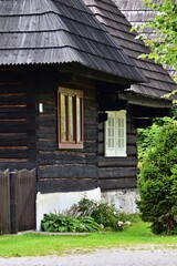 Traditionelle Häuser in Podbiel, Slowakei, vertikal