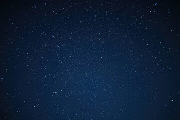 Obraz premium A magnificent night sky filled with innumerable stars, visible in secluded locations free from light interference, showcasing a mesmerizing cosmic panorama.