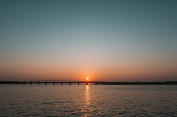 Naklejka premium Evening view with a bridge over calm waters