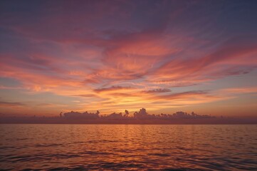 Naklejka premium Evening horizon with colorful clouds