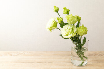 花瓶に生けたトルコキキョウ