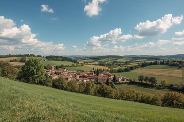 Obraz premium Scenic summer panorama overlooking a charming village in a Tuscan valley