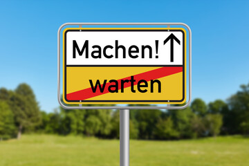 Machen statt Warten &ndash; Symbol f&uuml;r Eigeninitiative und Entschlossenheit auf Ortsschild
