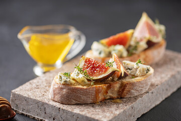 Bruschetta with Dorblu cheese and figs,  with honey and thyme