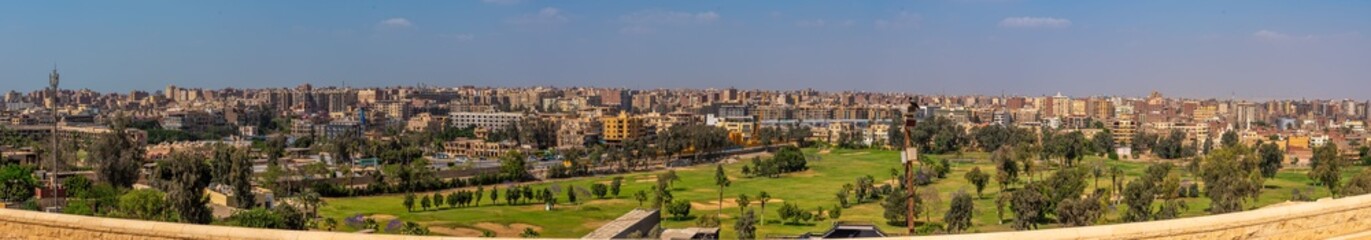 Obraz premium Panoramic view of Cairo cityscape with lush greenery and clear blue sky
