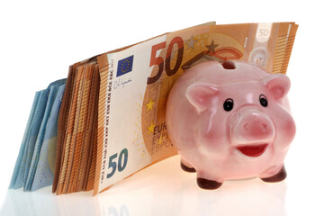 Concept de restriction budgétaire avec une petite tirelire et une liasse de billets de banque...