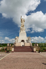Obraz premium Statues of the angels and Christ with a raised hand