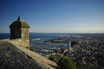 Vistas de la ciudad de Alicante y el mar mediterr&aacute;neo desde lo alto de un mirador con cielo azul. Espa&ntilde;a