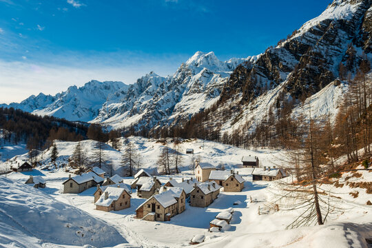 Il borgo di Crampiolo all'Alpe Devero innevato in inverno