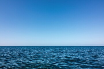 Fototapeta premium Ocean view under a clear azure sky