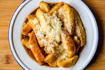 Chunky Chips With Melted Cheese And Gravy