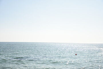 Naklejka premium Sunny sea and clear blue sky on a bright day.
