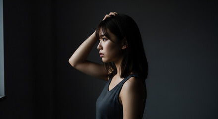 Fototapeta premium モノトーン背景で佇む女性のポートレート
