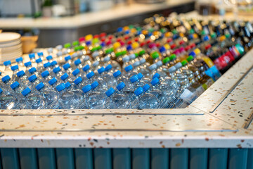 Obraz premium Bottled water display at a modern café during a vibrant afternoon
