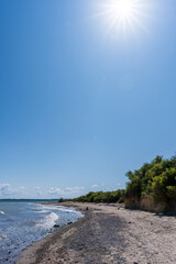 Die Ostsee an der Steilküste Dornbuschkliff auf Hiddensee im Sommer