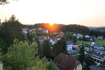 Sonnenuntergang über der Gemeinde Gößweinstein in der fränkischen Schweiz