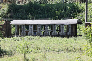 Abgestellte alte Eisenbahnwaggons am Bahnhof Beringermühle bei Forchheim