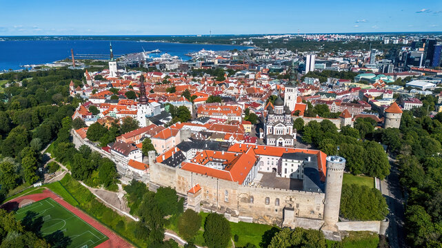 Fototapeta Aerial view of Toompea Castle in Tallinn Old Town (Vanalinn), the capital of Estonia, one of the Baltic States