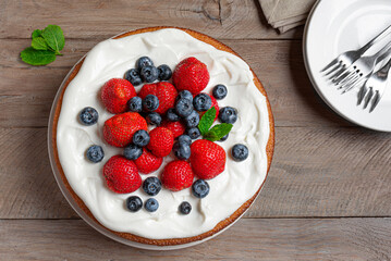 Sponge cake with cream cheese and fresh berries