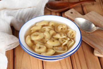 caldo com massa tipo capeletti