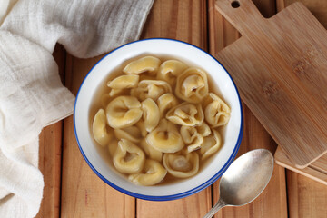caldo com massa tipo capeletti