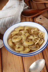 caldo com massa tipo capeletti