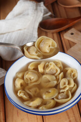 caldo com massa tipo capeletti