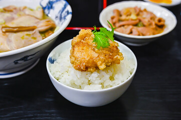 ご飯にのせた唐揚げ