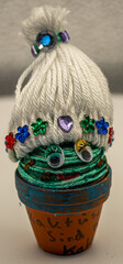 Kind basteln mit Wolle und Tontopf, Kindesentwicklung, frühe Kindheit
Child crafts with wool and...