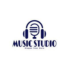 Obraz premium Vector design of headphones and microphone suitable for studio logo